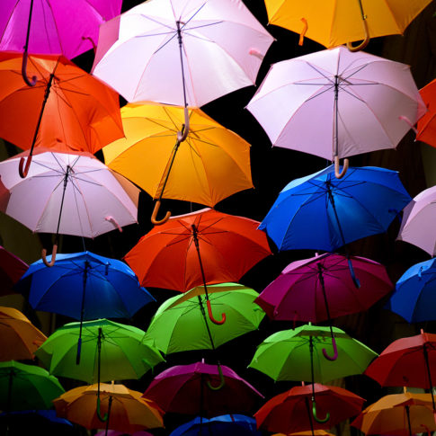 Parapluies multicolores en haut de votre tête dans la ville de Carcassonne