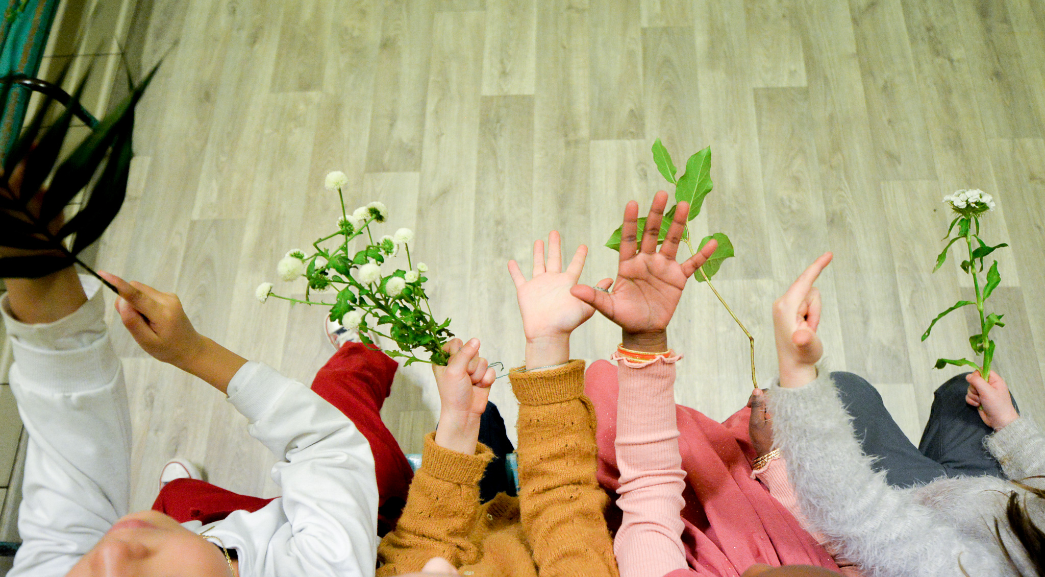Séance de travail Photographe Intervenant avec des enfants de la maternelle dans le cadre du projet égalité hommes-femmes à Carcassonne.