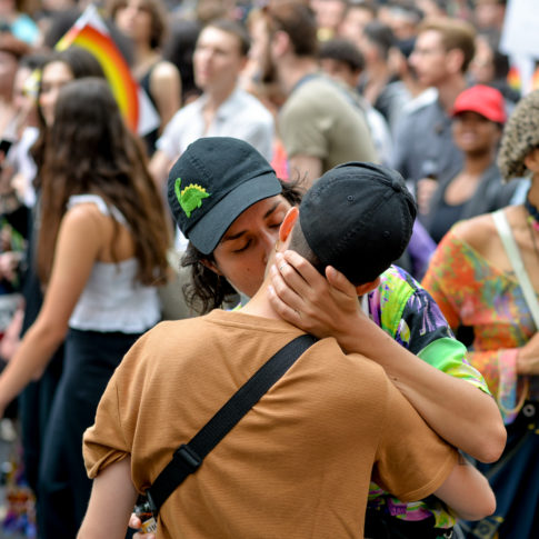 Manifestant de la Pride qui s'embrasse