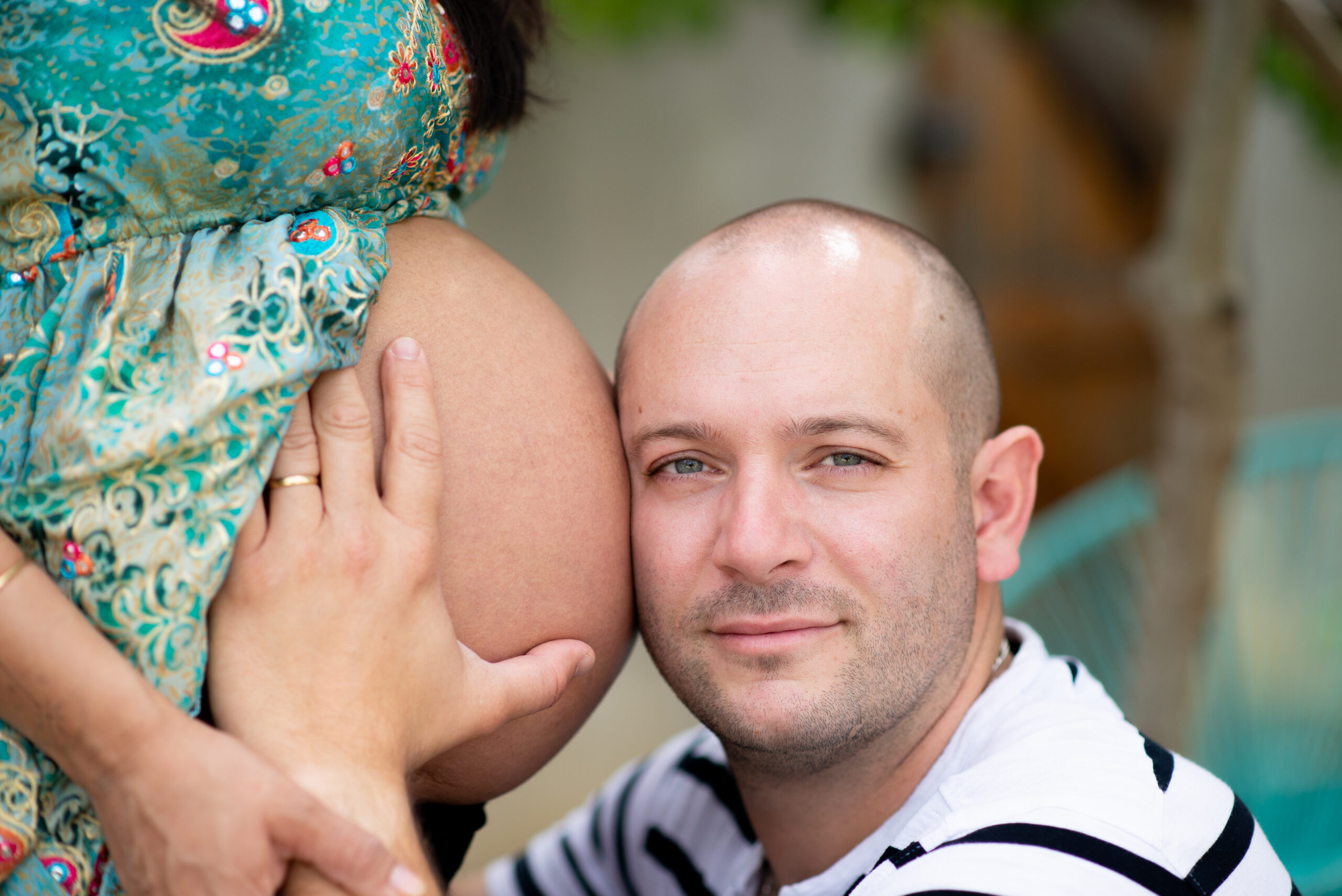 Séance photo de famille en extérieur du couple lors de la grossesse à Toulouse