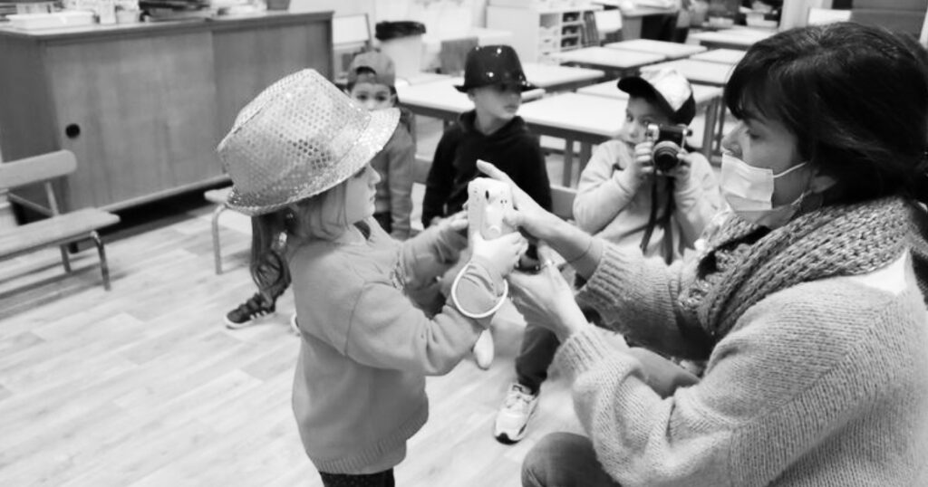 Séance travail photographe Intervenant avec des enfants en maternelle dans le cadre du projet égalité hommes-femmes à Carcassonne.